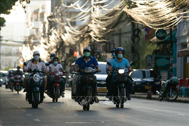 Phát hiện mới về biến thể Delta; Thế giới vượt 198 triệu ca mắc Người dân đeo khẩu trang phòng lây nhiễm COVID-19 tại Viêng Chăn, Lào. Ảnh: THX/TTXVN