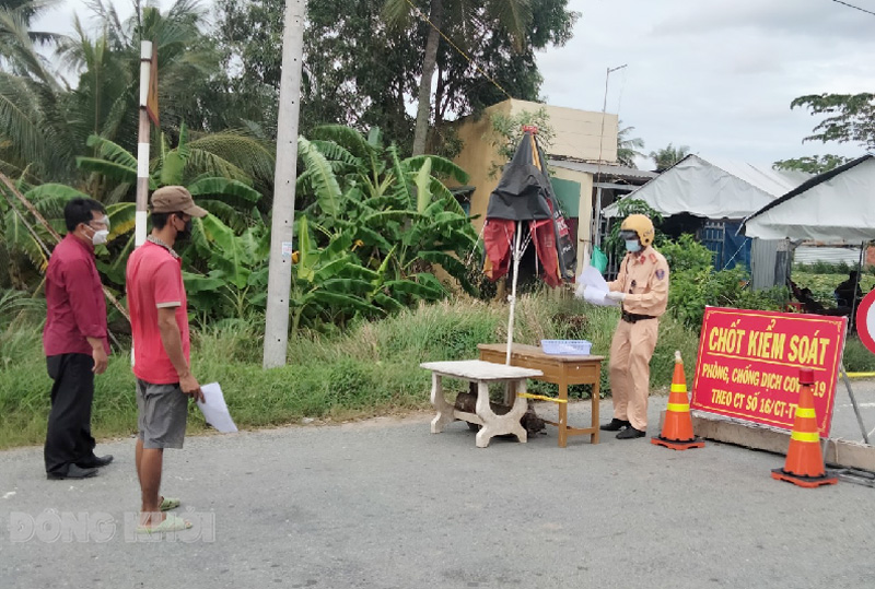 Người dân chấp hành tốt các quy định khi qua chốt kiểm soát dịch Covid-19  tại cầu Phong Nẫm.