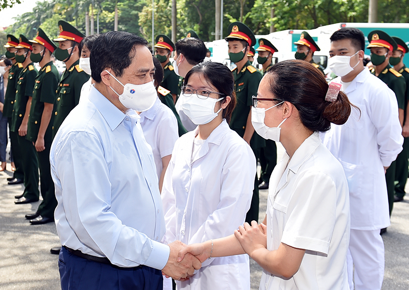 Thủ tướng Phạm Minh Chính động viên đội ngũ y bác sĩ tại lễ phát động chiến dịch tiêm chủng vaccine phòng chống COVID-19 trên toàn quốc, ngày 10-7 - Ảnh: VGP