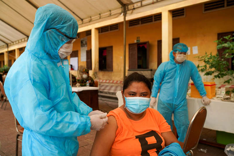 Một điểm tiêm vaccine COVID-19 tại thủ đô Phnom Penh, Campuchia. Ảnh: Reuters