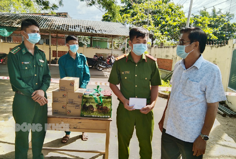 Chủ nhiệm Ủy ban Kiểm tra Tỉnh ủy Nguyễn Hải Châu thăm, hỏi và tặng quà lực lượng khu vực cách ly trường tiểu học xã Thừa Đức.