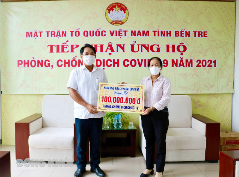 Giám đốc Ngân hàng TMCP Đầu tư và Phát triển Việt Nam Chi nhánh Đồng Khởi Trương Minh Tấn trao kinh phí ủng hộ.