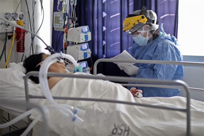 Thế giới sắp vượt 200 triệu ca bệnh; Trung Quốc báo động đợt sóng dịch mới Bệnh nhân COVID-19 được điều trị tại một bệnh viện ở Cordoba, Argentina ngày 6-7-2021. Ảnh: AFP/TTXVN