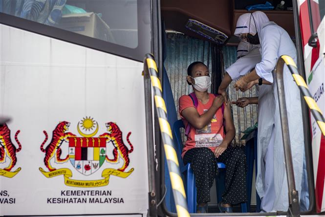 Thế giới sắp vượt 200 triệu ca bệnh; Trung Quốc báo động đợt sóng dịch mới Nhân viên y tế tiêm vaccine phòng COVID-19 cho người dân tại bang Selangor, Malaysia, ngày 25-7-2021. Ảnh: THX/ TTXVN