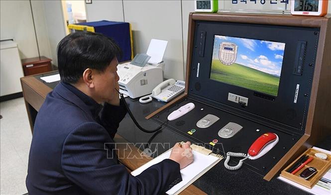 Hàn Quốc, Triều Tiên tích cực trao đổi thông qua đường dây liên lạc trực tiếp Quan chức Chính phủ Hàn Quốc và Triều Tiên liên lạc chính thức qua đường dây nóng tại làng biên giới Panmunjom ở Paju (Hàn Quốc) ngày 3-1-2018. Ảnh tư liệu: AP/TTXVN