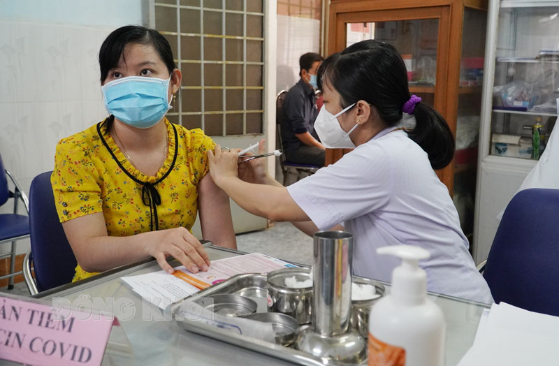 Công tác tiêm chủng thực hiện đảm bảo tiến độ.