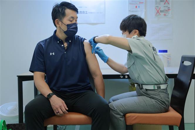 Thế giới vượt mốc 200 triệu ca bệnh; Mỹ lại dẫn đầu ca nhiễm mới Tiêm vaccine ngừa COVID-19 cho người dân tại Tokyo, Nhật Bản ngày 2-8-2021. Ảnh: AFP/TTXVN