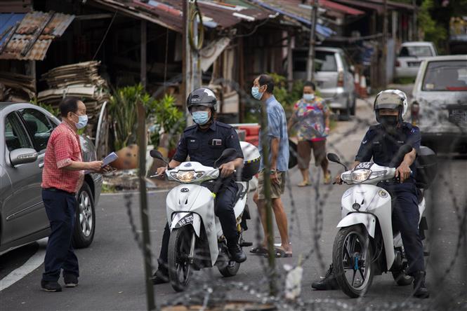 Thế giới vượt mốc 200 triệu ca bệnh; Mỹ lại dẫn đầu ca nhiễm mới Cảnh sát tuần tra nhắc nhở người dân thực hiện các quy định phòng dịch tại Kuala Lumpur, Malaysia, ngày 24-7-2021. Ảnh: THX/TTXVN