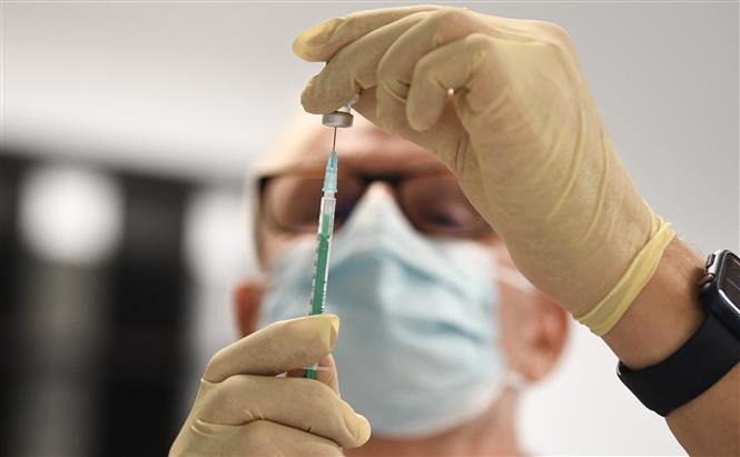 Thế giới vượt mốc 200 triệu ca bệnh; Mỹ lại dẫn đầu ca nhiễm mới Nhân viên y tế chuẩn bị mũi tiêm vaccine ngừa COVID-19 tại Ditzingen, Đức ngày 10-6-2021. Ảnh: AFP/TTXVN