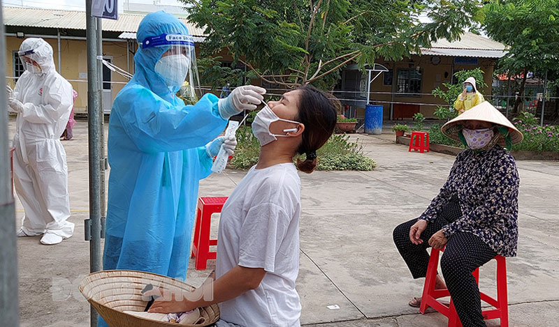 Xét nghiệm sàng lọc SARS-CoV-2 cho toàn dân thị trấn Ba Tri Người dân Khu phố 1, thị trấn Ba Tri thực hiện sàng lọc tại điểm Trung tâm giáo dục nghề nghiệp - giáo dục thường xuyên.