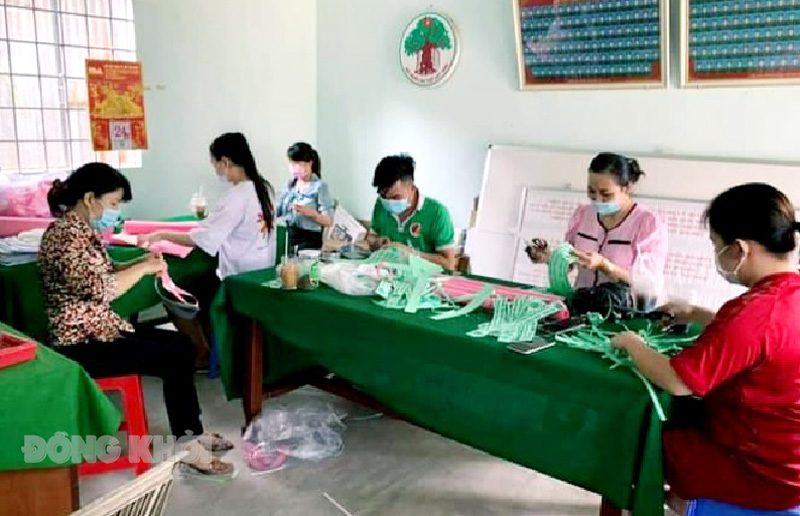 Mỗi ngày một hành động đẹp Đoàn thể làm kính chống giọt bắn tặng lực lượng tuyến đầu chống dịch Covid-19.