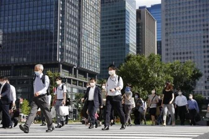 Mỹ ghi nhận gần 100.000 ca mắc mới; WHO khuyến cáo dừng tiêm mũi vaccine thứ 3 Người dân đeo khẩu trang phòng dịch COVID-19 tại Tokyo, Nhật Bản, ngày 2-8-2021. Ảnh: Kyodo/ TTXVN