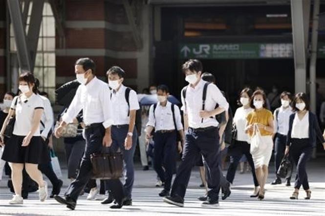 Mỹ ghi nhận gần 100.000 ca mắc mới; WHO khuyến cáo dừng tiêm mũi vaccine thứ 3 Người dân đeo khẩu trang phòng dịch COVID-19 tại Tokyo, Nhật Bản, ngày 2-8-2021. Ảnh: Kyodo/ TTXVN