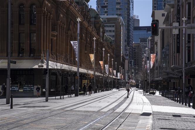 Mỹ ghi nhận gần 100.000 ca mắc mới; WHO khuyến cáo dừng tiêm mũi vaccine thứ 3 Đường phố Sydney vắng lặng khi lệnh hạn chế nhằm ngăn dịch COVID-19 Australia lây lan được thực thi, ngày 26-6-2021. Ảnh: THX/TTXVN