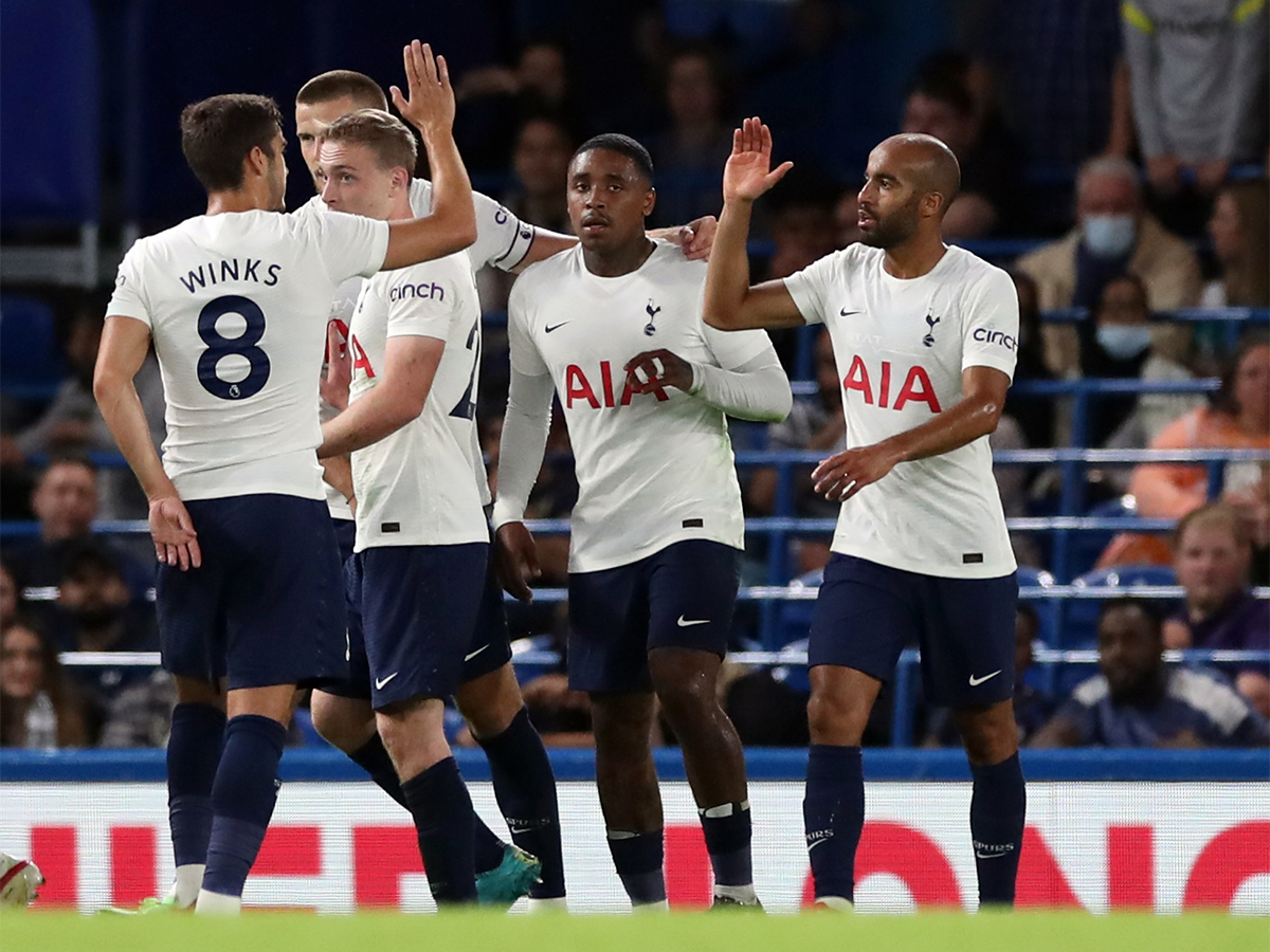 Niềm vui của các cầu thủ Tottenham sau khi có kết quả hòa 2-2 trước Chelsea