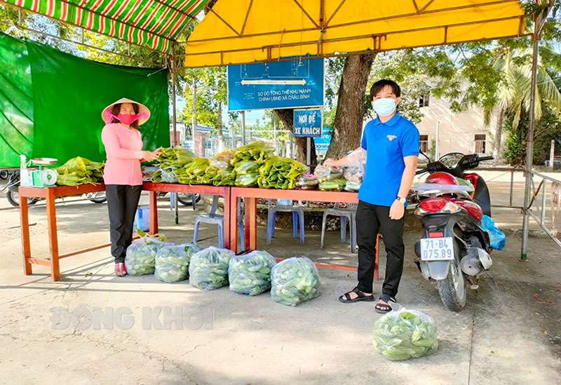 Chị Nguyễn Thị Việt Hà bên mặt hàng nông sản chị giải cứu.