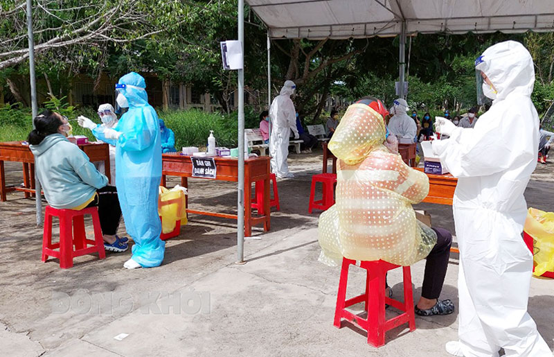 Người dân Ba Tri test nhanh sàng lọc Covid-19. Người dân Ba Tri test nhanh sàng lọc Covid-19.