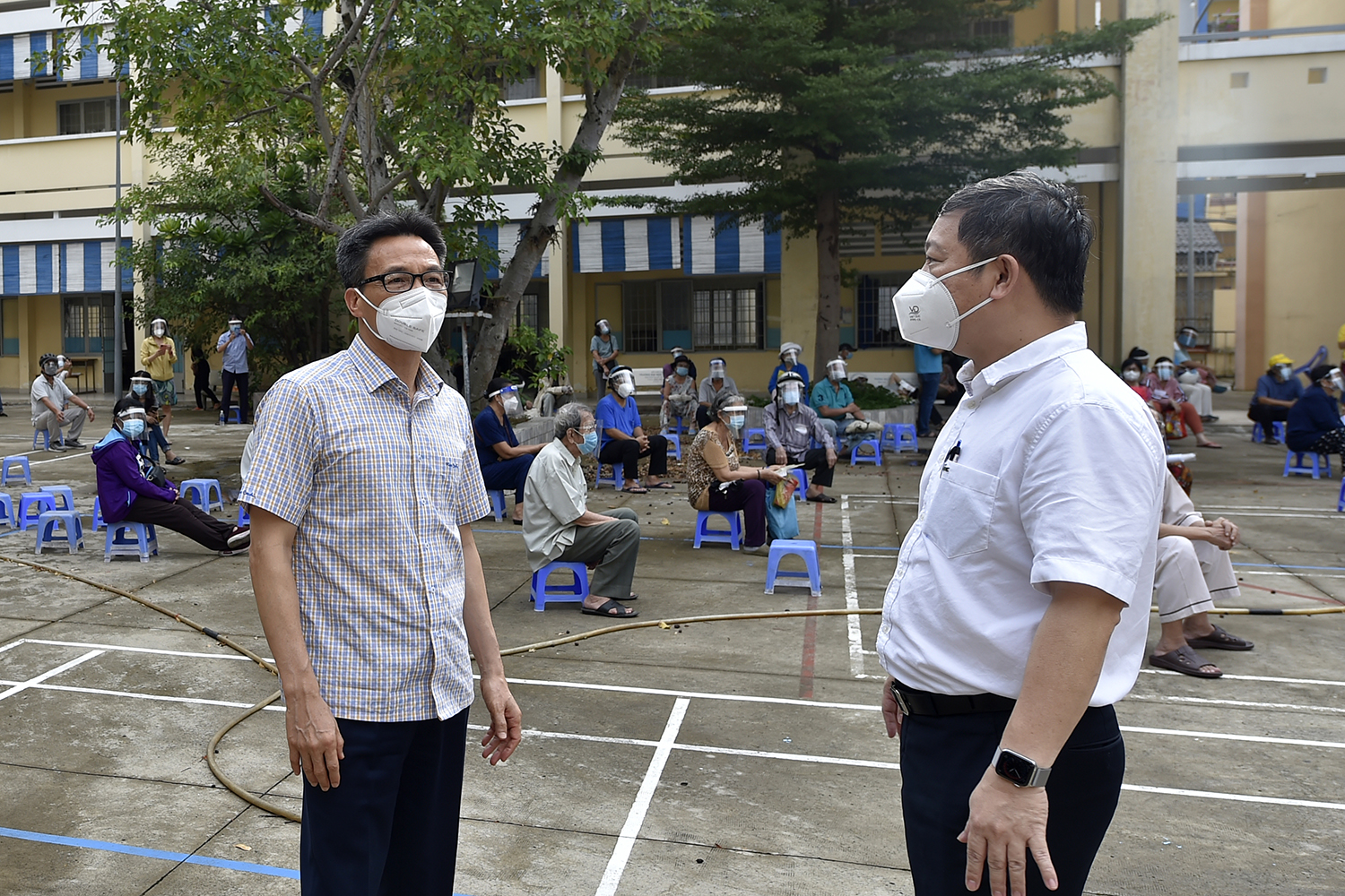 Phó thủ tướng Vũ Đức Đam trao đổi với lãnh đạo TP. Hồ Chí Minh về việc đẩy nhanh tốc độ tiêm vaccine phòng COVID-19. ẢNh: VGP/Đình Nam