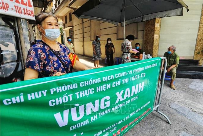 Sáng 6-8-2021, Việt Nam thêm 4.009 ca mắc mới COVID-19, vượt mốc 8 triệu liều vaccine được tiêm Chốt “Vùng xanh” tại ngõ Hà Trung, phường Hàng Bông (Hà Nội) với lực lượng nòng cốt là các Tổ phòng, chống COVID cộng đồng. Ảnh: Thành Đạt/TTXVN