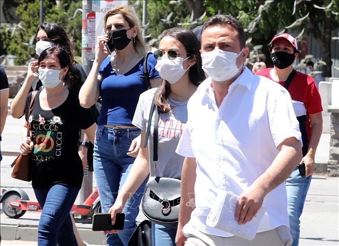 Ca mắc mới ở Mỹ có thể lên 200.000 ca/ngày; Báo động ca tử vong ở châu Phi Người dân đeo khẩu trang phòng dịch COVID-19 tại Ankara, Thổ Nhĩ Kỳ. Ảnh: AFP/TTXVN