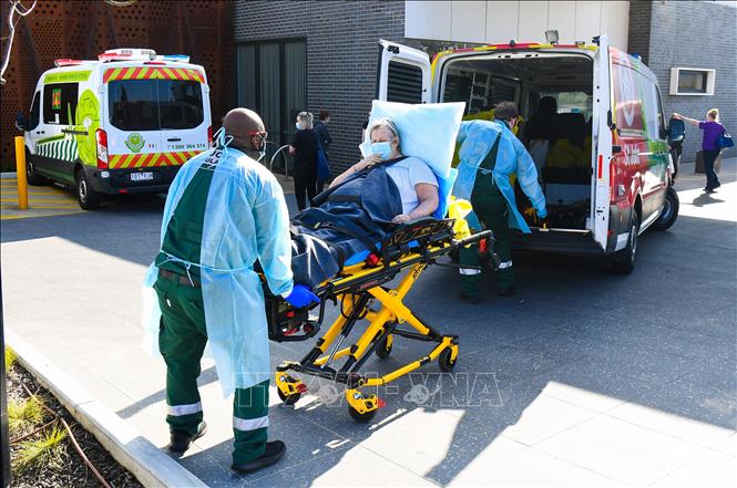 Ca mắc mới ở Mỹ có thể lên 200.000 ca/ngày; Báo động ca tử vong ở châu Phi Nhân viên y tế Australia chuyển người già khỏi trung tâm dưỡng lão Epping Gardens ở ngoại ô Epping, Melbourne trong bối cảnh dịch COVID-19 bùng phát. Ảnh: AFP/TTXVN
