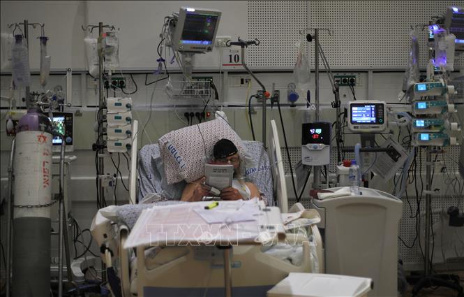 Ca mắc mới ở Mỹ có thể lên 200.000 ca/ngày; Báo động ca tử vong ở châu Phi Bệnh nhân COVID-19 được điều trị tại trung tâm y tế ở Safed, miền Bắc Israel ngày 2-2-2021. Ảnh: AFP/TTXVN