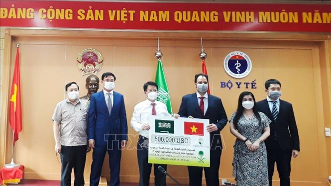 Tiếp nhận tượng trưng vật tư y tế của Saudi Arabia giúp Việt Nam phòng, chống dịch COVID-19. Ảnh: TTXVN phát