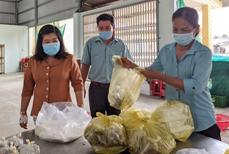 Đại diện Hội Doanh nghiệp huyện trao tiền ủng hộ phòng, chống dịch. Ảnh: Văn Minh.