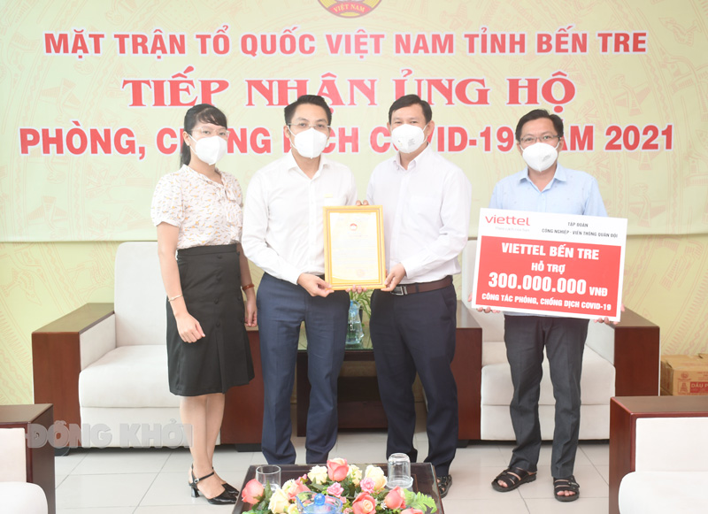 Trao bảng tượng trưng tiền hỗ trợ.