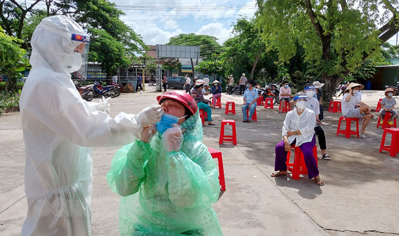 Xác định người nghi ngờ mắc Covid-19 Xác định ca nghi ngờ mắc Covid-19 qua xét nghiệm sàng lọc SARS-CoV-2. Ảnh: Ph. Hân