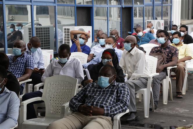 Mỹ lại trên 100.000 ca mắc mới/ngày; Trung Quốc dịch bệnh leo thang mạnh Người dân xếp hàng chờ tiêm vaccine ngừa COVID-19 tại Dar es Salaam, Tanzania, ngày 3-8-2021. Ảnh: THX/ TTXVN