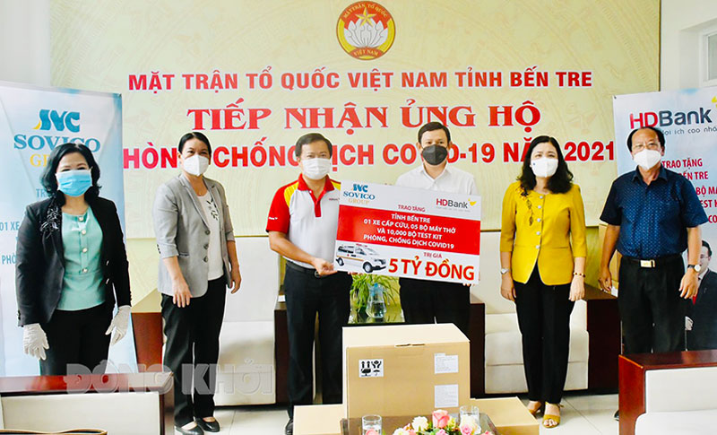 Quyền Chủ tịch Ủy ban MTTQ Việt Nam Nguyễn Phúc Linh tiếp nhận hỗ xe cứu thương và các dụng cụ y tế.