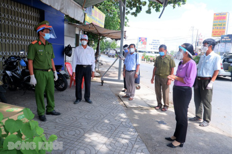 Giám sát việc thực hiện các quy định về phòng, chống dịch Covid-19 Giám sát tại chốt kiểm soát dịch của xã Bình Thạnh. Ảnh: Minh Mừng.