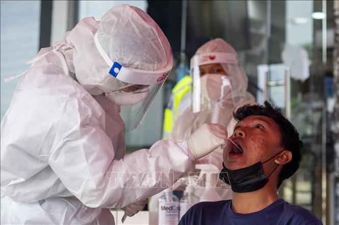 Delta là biến thể lây nhiễm chính ở Malaysia Nhân viên y tế lấy mẫu xét nghiệm COVID-19 tại bang Selangor, Malaysia. Ảnh: THX/TTXVN