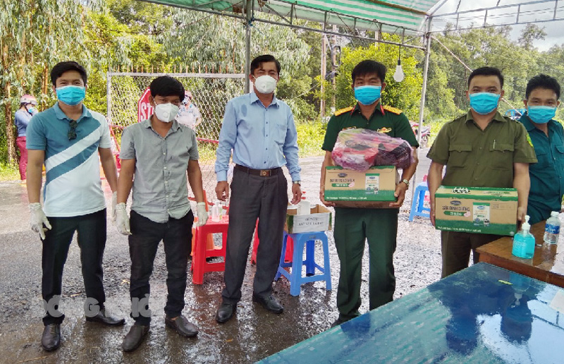 Thăm hỏi, tặng quà chốt kiểm dịch xã Thạnh Trị .