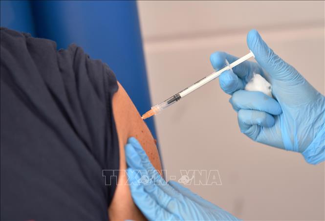 Nhân viên y tế tiêm vaccine COVID-19 cho người dân tại Rome, Italy, ngày 21-7-2021. Ảnh: AFP/TTXVN