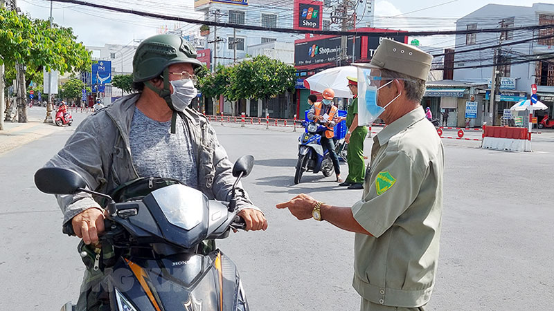 Kiểm soát chặt trường hợp người dân qua chốt khi không có việc cần thiết. Kiểm soát chặt trường hợp người dân qua chốt khi không có việc cần thiết.