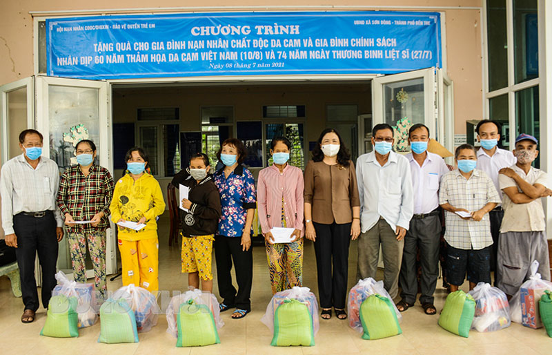 Phó bí thư Thường trực Tỉnh ủy - Chủ tịch HĐND tỉnh Hồ Thị Hoàng Yến (thứ sáu từ phải sang) trao quà cho các nạn nhân chất độc da cam. Ảnh: Hoàng Vũ