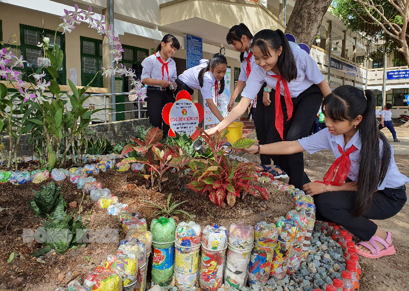 Công trình măng non “Viên gạch sinh thái bảo vệ môi trường” ở Trường THCS Ba Mỹ (Ba Tri).
