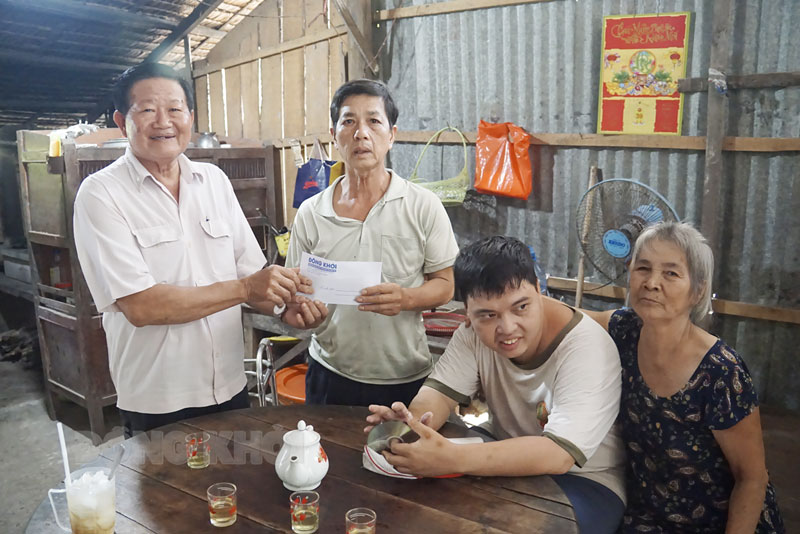 Thăm, tặng quà cho gia đình nạn nhân chất độc da cam tại xã Phong Nẫm, huyện Giồng Trôm. (ảnh chụp trước khi xảy ra dịch Covid-19). Ảnh: Ánh Nguyệt