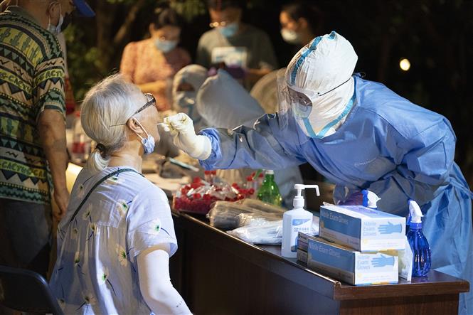 Thế giới 4,3 triệu người tử vong; Chuyên gia khuyến cáo không phải tiêm nhắc vaccine trong 1 năm Nhân viên y tế lấy mẫu xét nghiệm COVID-19 cho người dân tại Vũ Hán, tỉnh Hồ Bắc, Trung Quốc, ngày 7-8-2021. Ảnh: THX/ TTXVN