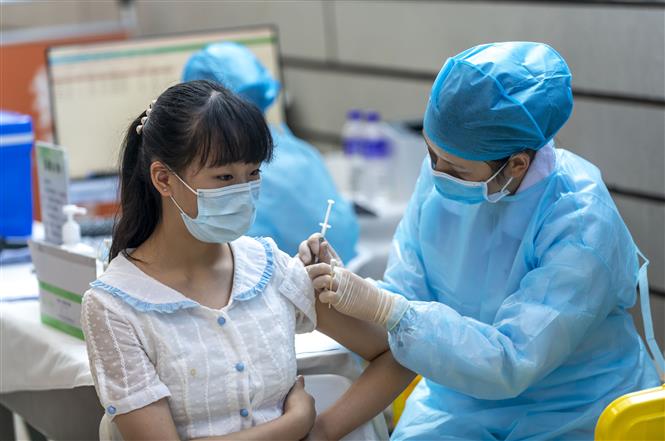 Thế giới 4,3 triệu người tử vong; Chuyên gia khuyến cáo không phải tiêm nhắc vaccine trong 1 năm Tiêm vaccine ngừa COVID-19 tại Côn Minh, tỉnh Vân Nam, Trung Quốc. Ảnh: THX/TTXVN