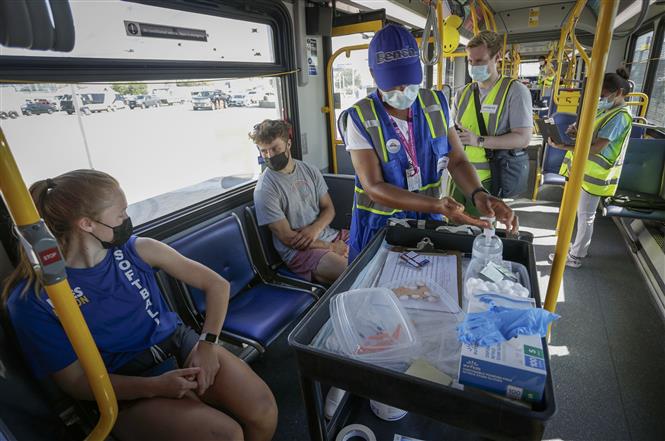 Thế giới 4,3 triệu người tử vong; Chuyên gia khuyến cáo không phải tiêm nhắc vaccine trong 1 năm Nhân viên y tế tiêm vaccine ngừa COVID-19 cho người dân tại British Columbia, Canada, ngày 30-7-2021. Ảnh: THX/TTXVN