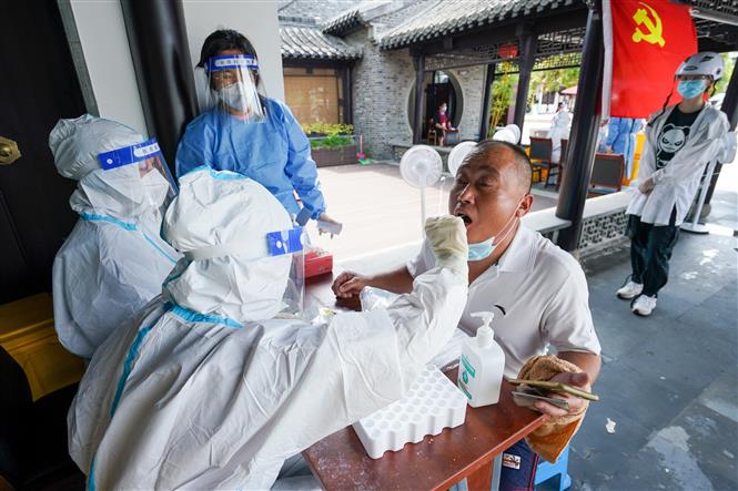 Thế giới 4,3 triệu người tử vong; Chuyên gia khuyến cáo không phải tiêm nhắc vaccine trong 1 năm Nhân viên y tế lấy mẫu xét nghiệm cho người dân tại tỉnh Giang Tô, Trung Quốc, ngày 7-8-2021. Ảnh: THX/TTXVN