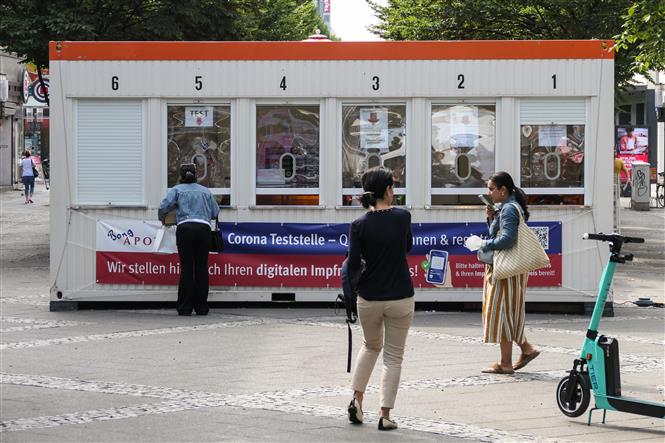 Israel ca nhiễm tăng kỷ lục; Anh ca tử vong mới cao nhất 5 tháng Người dân chờ xét nghiệm COVID-19 tại Berlin, Đức, ngày 5-8-2021. Ảnh: THX/ TTXVN