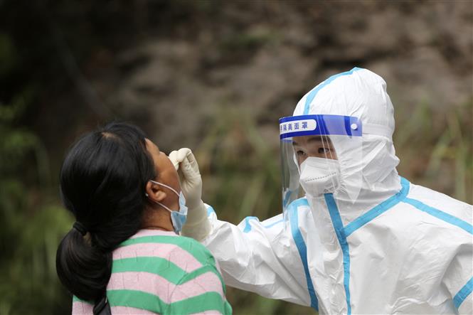 Israel ca nhiễm tăng kỷ lục; Anh ca tử vong mới cao nhất 5 tháng Nhân viên y tế lấy mẫu xét nghiệm COVID-19 cho người dân tại Trương Gia Giới, tỉnh Hồ Nam, Trung Quốc, ngày 8-8-2021. Ảnh: THX/TTXVN