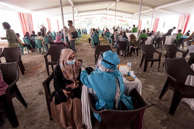 Israel ca nhiễm tăng kỷ lục; Anh ca tử vong mới cao nhất 5 tháng Một điểm tiêm chủng vaccine ngừa COVID-19 tại Yogyakarta, Indonesia, ngày 8-8-2021. Ảnh: THX/TTXVN