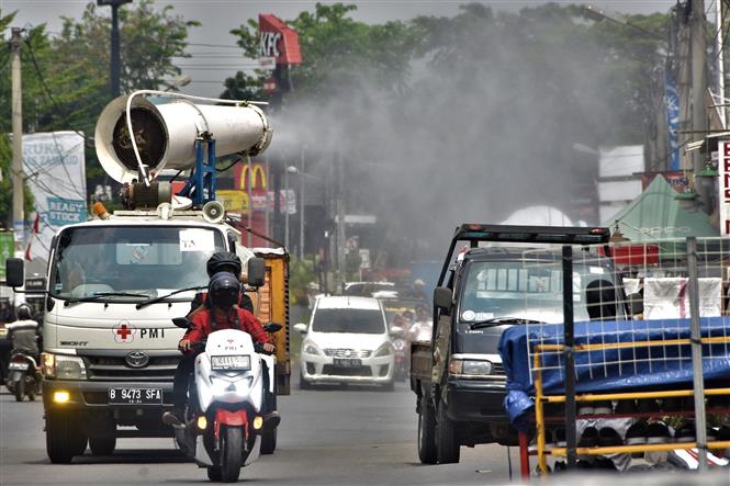 Israel ca nhiễm tăng kỷ lục; Anh ca tử vong mới cao nhất 5 tháng Nhân viên Chữ Thập Đỏ phun thuốc khử trùng nhằm ngăn chặn sự lây lan của dịch COVID-19 ở Bekasi, Indonesia, ngày 9-8-2021. Ảnh: AFP/TTXVN