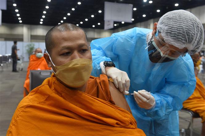 Israel ca nhiễm tăng kỷ lục; Anh ca tử vong mới cao nhất 5 tháng Tiêm vaccine ngừa COVID-19 cho người tu hành ở Bangkok, Thái Lan ngày 31-7-2021. Ảnh: THX/TTXVN