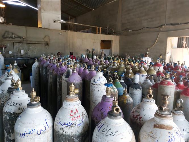 Israel ca nhiễm tăng kỷ lục; Anh ca tử vong mới cao nhất 5 tháng Người dân chuẩn bị bình oxy để cung cấp cho bệnh nhân COVID-19 tại Tajura, Libya, ngày 8-8-2021. Ảnh: THX/ TTXVN